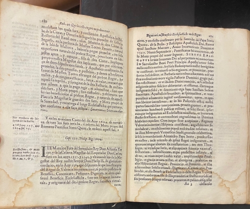 Portada de Volum e Recopilacio de Tots los Furs y Actes de Cort que tracten dels negocis y affers respectants a la Casa de la Diputacio y Generalitat de la Ciutat y Regne de Valencia en execucio del Fur 83 de les Corts del Any 1604 - Guillem Ramon Moral de Almenar