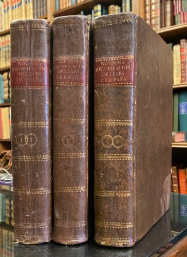 Portada de Nov�sima Recopilaci�n De Las Leyes De Espa�a. Dividida En XII Libros En Que Se Reforma La Recopilaci�n Publicada Por El Sr. D. Felipe II En El A�o 1567, Reimpresa �ltimamente En El De 1775 y Se Incorporan Las Pragm�ticas, C�dulas, Decretos, �rdenes y Resoluciones Reales, y otras providencias no recopiladas y expedidas hasta el de 1804