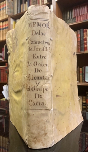 Portada de Memorial Ajustado, hecho, con citaci�n de las partes, en virtud de decreto de la Real Junta Apostolica de los pleytos, recursos y competencias que en ella tienen pendientes el Prior de el Sacro y Real Convento de S. Benito de la Orden de Alcantara, y el Cabellero Procurador General de ella con el Fiscal General Eclesi�stico de la Ciudad y Obispado de Coria...en que tiene dadas varias respuestas el Se�or D. Pedor Cano Mucientes