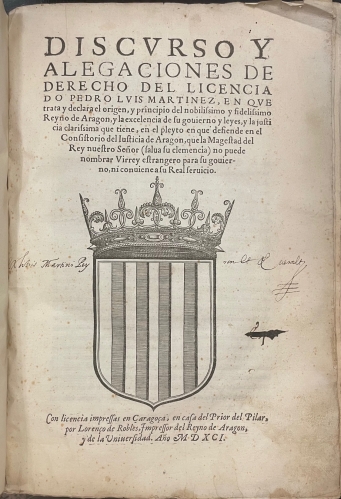Portada de Discurso y Alegaciones de Derecho, en que se trata y declara el origen y principio del nobilisimo y fidelisimo Reyno de Arag�n, y la excelencia de su gobierno y leyes, y la justicia clarisima que tiene, en el pleyto en que defienden en el Consistorio de Justicia de Arag�n, que la Magestad del Rey no puede nombrar Virrey estrangero - Pedro Luis Martinez