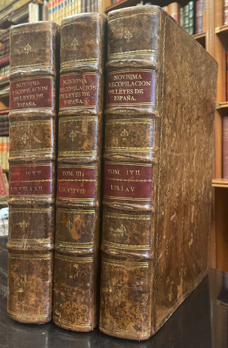Portada de Nov�sima Recopilaci�n De Las Leyes De Espa�a. Dividida En XII Libros En Que Se Reforma La Recopilaci�n Publicada Por El Sr. D. Felipe II En El A�o 1567, Reimpresa �ltimamente En El De 1775 y Se Incorporan Las Pragm�ticas, C�dulas, Decretos, �rdenes y Resoluciones Reales, y otras providencias no recopiladas y expedidas hasta el de 1804