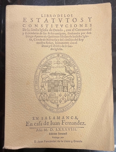Portada de Libro De Los Estatutos y Constituciones De La Santa Iglesia De Oviedo, Con El Ceremonial y Calendario De Sus Fiestas Antiguas, Ordenado Por Don Diego Aponte De Qui�ones Obispo De La Dicha Iglesia, Conde De Norue�a y Del Consejo Del Rey Nuestro Se�or.....